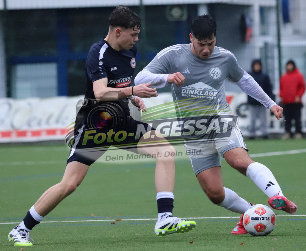 SV Enger-Westerenger - VfL Holsen | Auf dem Bild zu sehen: Grau SV Enger-Westerenger: Abdullah Solak ; Schwarz VfL Holsen: Colin Wordelmann SC Bünde, VfL Holsen, Saison 25/26, Kreisliga A, Deutschland - Realisiert mit Pictrs.com