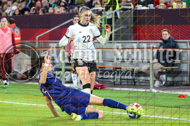 Deutschland vs Frankreich - Halbfinale - UEFA Women's Nations League | Düsseldorf, Deutschland, 24.10.25:   Elisa De Almeida ( Frankreich ) und Jule Brand ( Deutschland ) im Kampf um den Ball waehrend des Halbfinals der UEFA Women's Nations League zwischen Deutschland vs Frankreich in der Merkur-Spiel-Arena(Foto von Brauer-Fotoagentur / Adrian Schlueter)