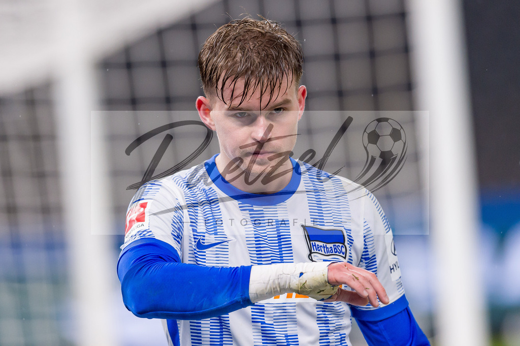 HERBOC20220204_306 | Fussball, Herren: Maximilian Mittelstaedt (Hertha BSC) schaut bei dem Spiel der 1. Bundesliga zwischen Hertha BSC und VfL Bochum im Olypiastadion am 04.02.2022 in Berlin, Deutschland.DFB / DFL REGULATIONS PROHIBIT ANY USE OF PHOTOGRAPHS AS IMAGE SEQUENCES AND/OR QUASI-VIDEO. - Realisiert mit Pictrs.com