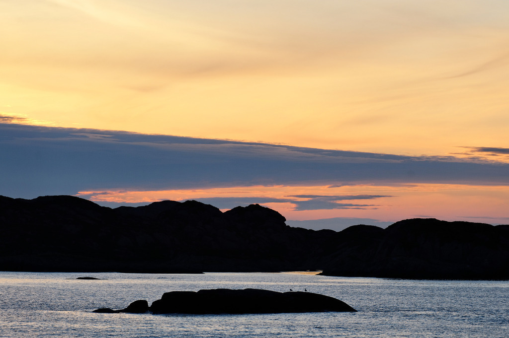 Sonnenuntergang am Meer | , Norwegen - July 15, 2011: Urlaubsreise in Norwegen; Sonnenuntergang am Meer - Realisiert mit Pictrs.com