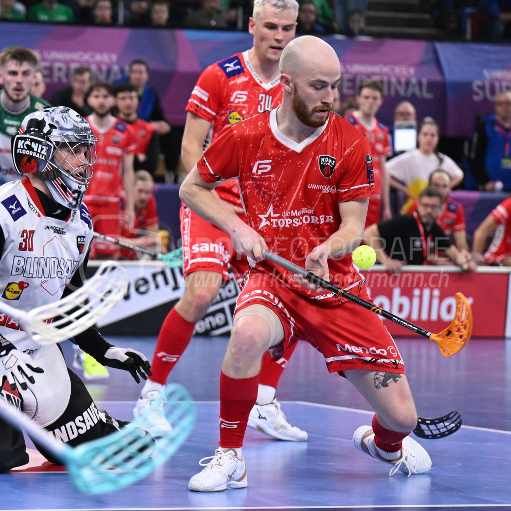 SV Wiler-Ersigen vs Floorball Köniz - 15. April 2023 | SV Wiler-Ersigen vs Floorball Köniz
Stimo Arena, Kloten
Jan Zaugg (#61 Floorball Koeniz), Patrick Eder (#30 Floorball Koeniz) und Pascal Michel (#34 Floorball Koeniz).
Bild: Sportfotografie Markus Aeschimann | www.markus-aeschimann.ch - Realisiert mit Pictrs.com