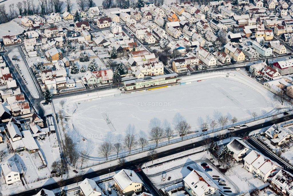 Luftbild: Winterlich schneebedeckte Sportplatz- Fussballplatz des Sportverein Olympia in Rheinzabern im Bundesland Rheinland-Pfalz in Deutschland. Foto: IMG_24057.jpg vom 27.01.2010 durch Werner Riehm/FLY-FOTO.de