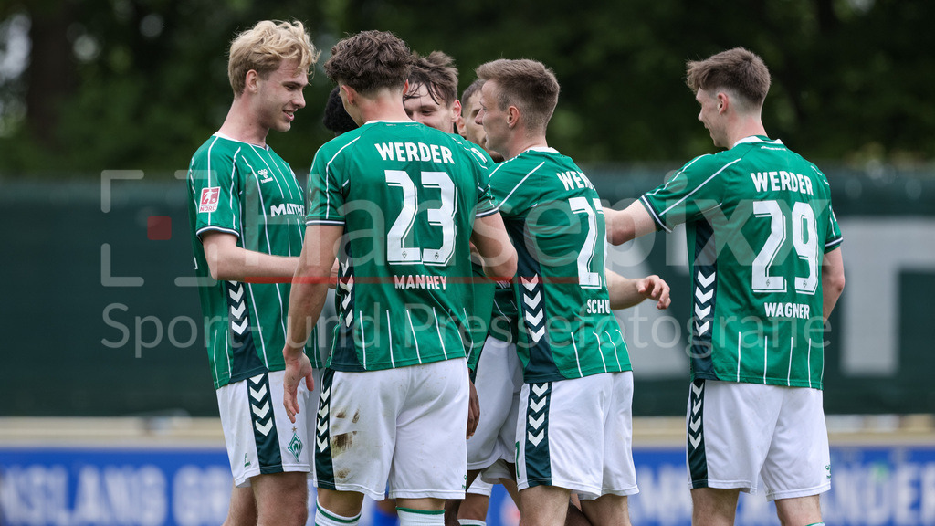 Fussball, Regionalliga Nord, SV Werder Bremen II - SSV Jeddeloh | Spieler des SV Werder Bremen mit Torjubel, Jubel, jubeln, jubelt, optimistisch, Spielszene, Highlight, Freude über das Tor zum 1:0