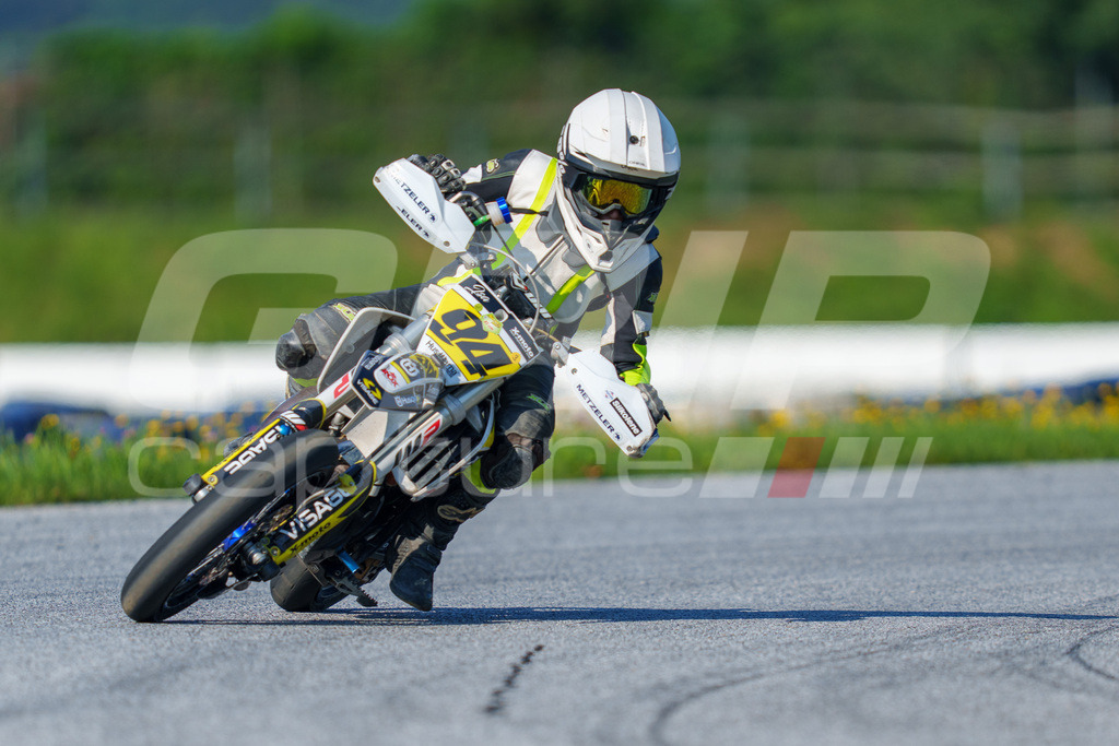 SuperMoto_Staatsmeisterschaft_Greinbach_007 | GRIPcapture steht für authentische Sportfotografie in Österreich – für Momente, die mehr sind als Geschwindigkeit oder Ergebnis. Es geht um Emotion, Spannung, Fokus und den Augenblick, der oft nur einen Wimpernschlag dauert.Ob Motorsport, Teamsport oder 