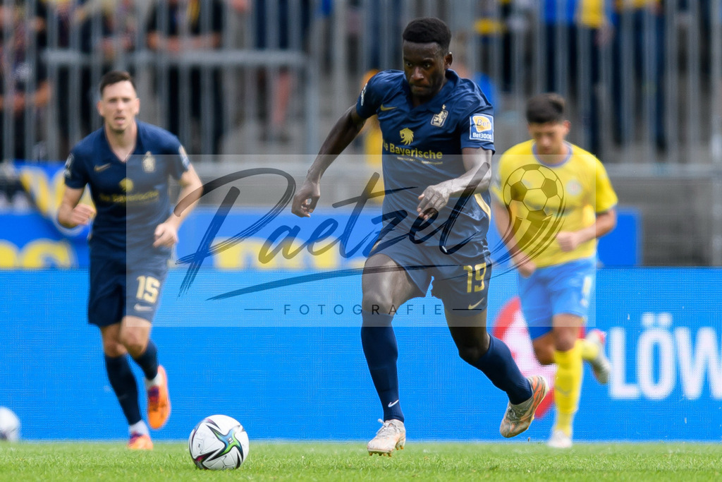EBSTSV20210828_176 | Fussball, Herren: Merveille Biankadi (TSV 1860 Muenchen) in Aktion, am Ball, Einzelaktion beim Spiel der 3. Liga zwischen Eintracht Braunschweig und TSV 1860 Muenchen im Eintracht-Stadion am 28.08.2021 in Braunschweig, Deutschland.DFB / DFL REGULATIONS PROHIBIT ANY USE OF PHOTOGRAPHS AS IMAGE SEQUENCES AND/OR QUASI-VIDEO. - Realisiert mit Pictrs.com
