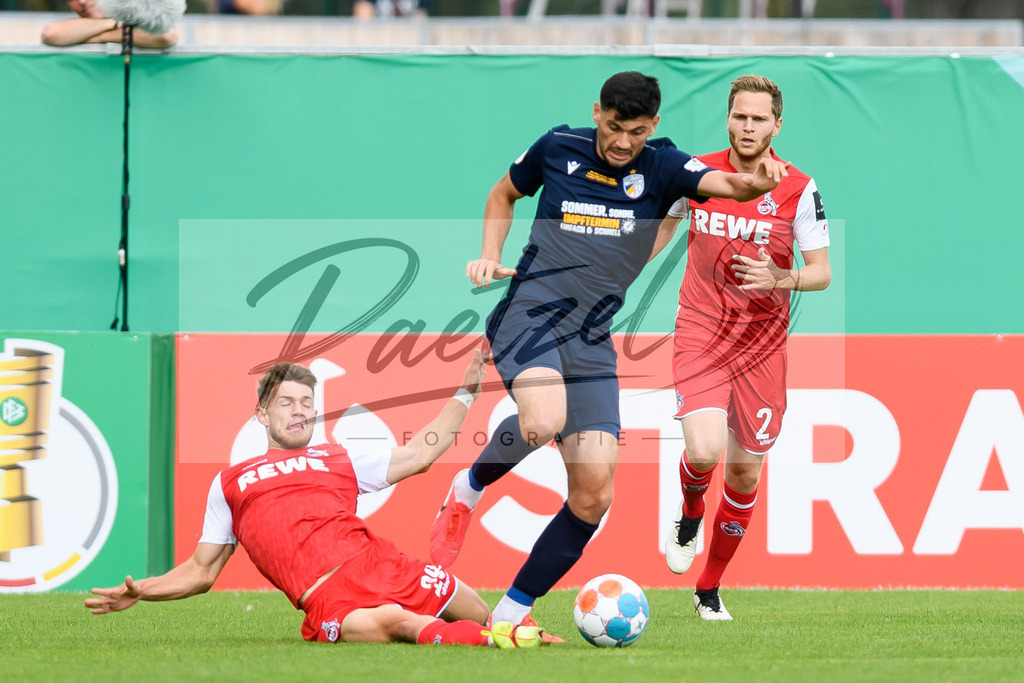 JENKOE20210808_019 | Fussball, Herren: Jan Thielmann (1. FC Koeln) und Burim Halili (FC Carl Zeiss Jena) im Zweikampf beim Spiel der 1. Runde im DFB-Pokal zwischen FC Carl Zeiss Jena und 1. FC Koeln im Ernst-Abbe-Sportfeld am 08.08.2021 in Jena, Deutschland.DFB / DFL REGULATIONS PROHIBIT ANY USE OF PHOTOGRAPHS AS IMAGE SEQUENCES AND/OR QUASI-VIDEO. - Realisiert mit Pictrs.com