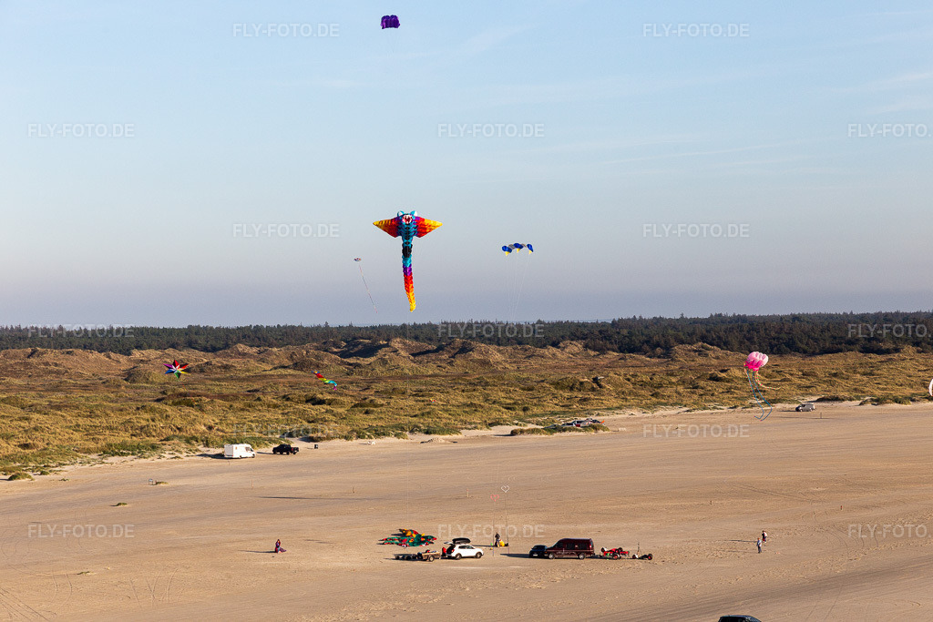 Luftbild: Drachen am Strand in Fanø im Bundesland Syddanmark in Dänemark. Foto: IMG_118800.jpg vom 21.09.2019 durch Werner Riehm/FLY-FOTO.de