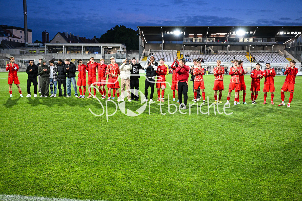 FC Bayern Amateure - Türkgücü München | Die Spieler der Bayern Amateure feiern zusammen mit den Fans nach dem letzten Heimspiel der Saison / Regionalliga Bayern: FC Bayern Muenchen II - Tuerkguecue Muenchen, Gruenwalder Stadion am 09.05.2025 /