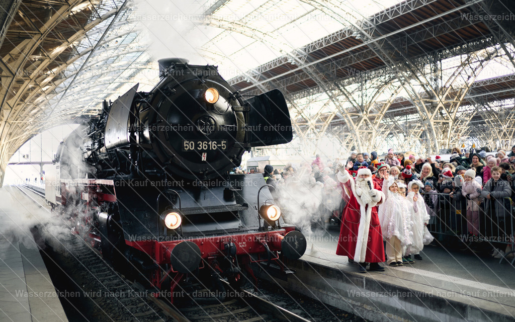 Ankunft des Weihnachtsmannes mit dem Nordpol-Express im Leipziger Hauptbahnhof am 29. November 2025 | Ankunft des Weihnachtsmannes mit dem Nordpol-Express im Leipziger Hauptbahnhof am 29. November 2025Wann kann man schon einmal eine echte Dampflok erleben? In Leipzig seit Jahren traditionell bei der großen Ankunft des Weihnachtsmannes immer am ersten Adventssamstag. Am 29. November 2025 stand am Gleis 6 um 11 Uhr die Ankunft des Nordpolexpresses an. Tausende Kinder säumten die Gleise, um sich das jährliche Spektakel anzusehen, wenn der Bärtige aus der historischen Dampflok steigt und für alle Leipziger die Weihnachtsszeit einläutet.Das Bergmannsblasorchester Aue-Bad Schlema e.V. stimmte vor der Ankunft des winterlichen Gastes auf dem Querbahnsteig mit traditionellen Weihnachtsliedern ein. - Realisiert mit Pictrs.com