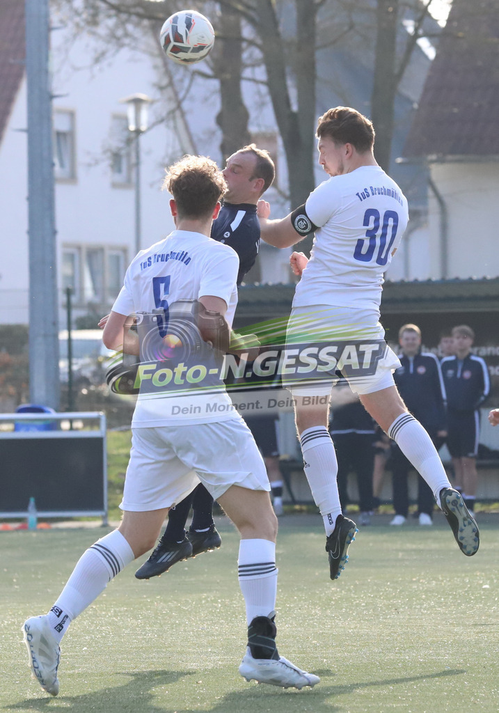 TuS Bruchmühlen - VfL Holsen | Auf dem Bild zu sehen: weiß TuS Bruchmühlen: Phil Joerend ; schwarz VfL Holsen: Marc SchnedzielorzTuS Bruchmühlen, VfL Holsen, Saison 25/26, Kreisliga A, Deutschland - Realisiert mit Pictrs.com