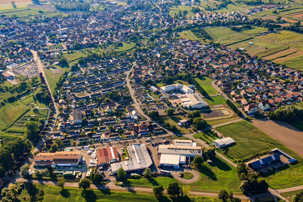 Aerial view: View of the town from the east in Rhinau in the state Bas-Rhin, France. – Photo: IMG_59476.jpg taken on 08/16/2013 by Werner Riehm/FLY-FOTO.com – Resolution of the original: 4752 x 3168 px