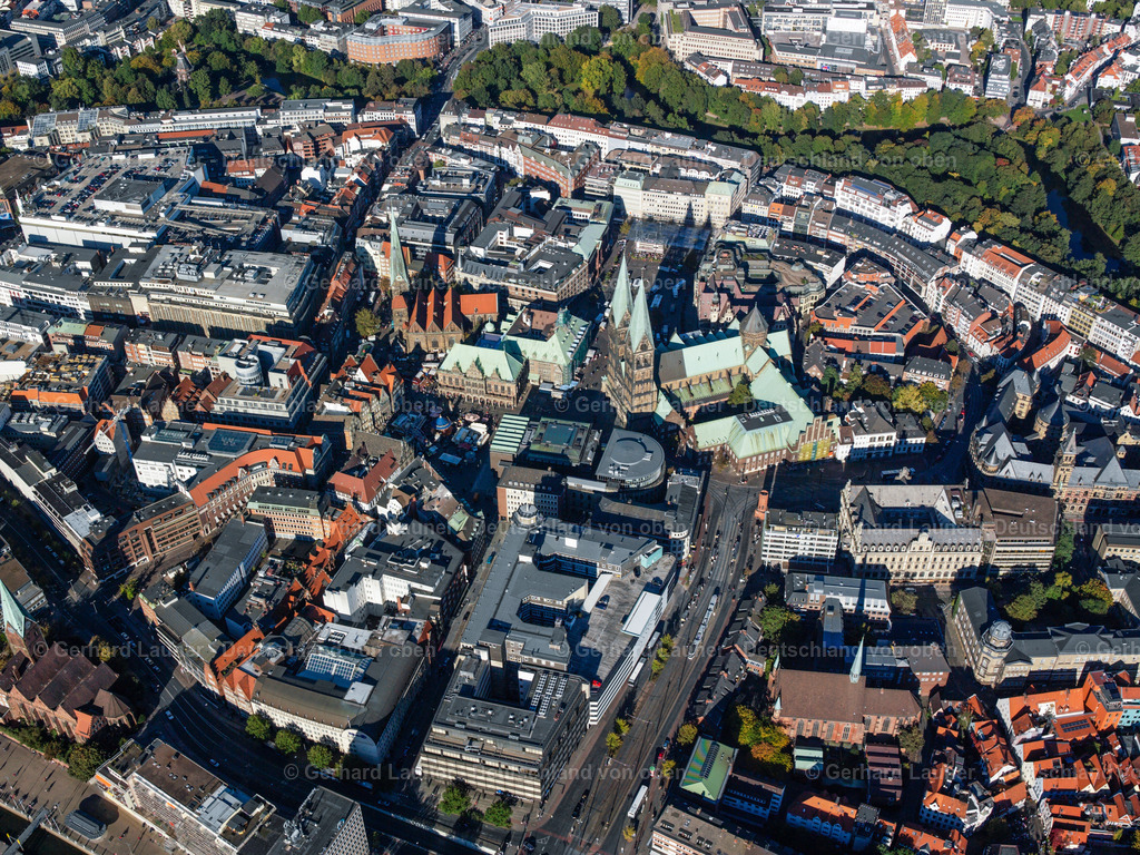 2581479 | BREMEN  Altstadtbereich- Insel und Innenstadtzentrum am Ufer des Flußverlaufes der Weser im Ortsteil Mitte in Bremen, Deutschland. Weiterführende Informationen bei: Stadt Bremen,  WFB Wirtschaftsförderung Bremen GmbH,  swb AG. // Old Town area and city center in the district Mitte in Bremen, Germany. Further information at: Stadt Bremen,  WFB Wirtschaftsfoerderung Bremen GmbH,  swb AG. Foto: Gerhard Launer