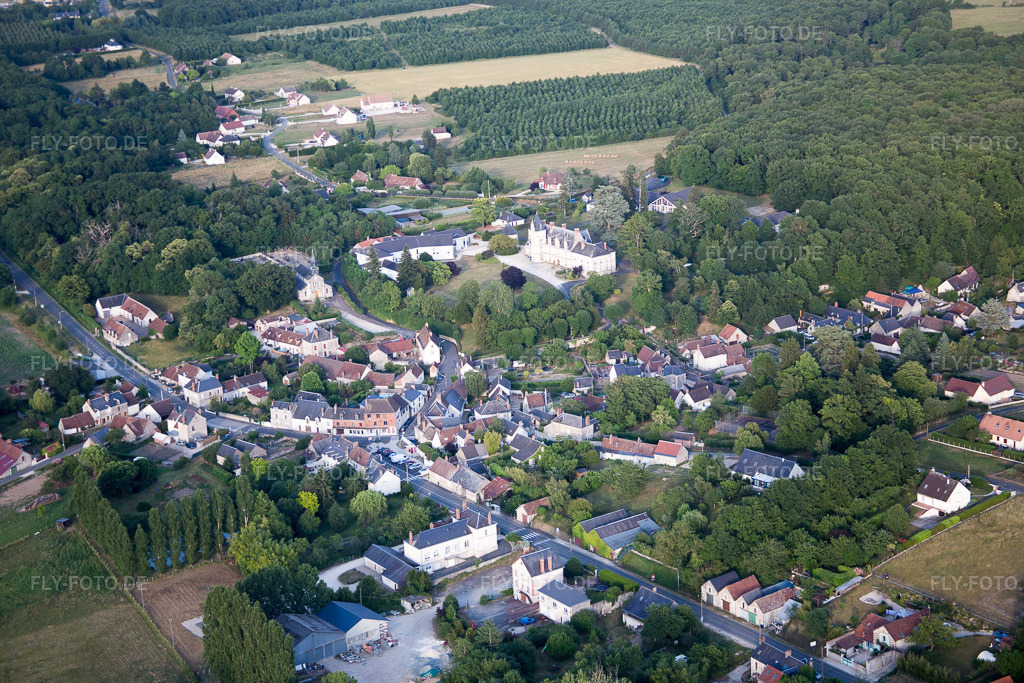 Luftbild: Ortsansicht in Rilly-sur-Loire im Bundesland Loir-et-Cher in Frankreich. – Foto: IMG_082427.jpg vom 20.06.2015 durch Werner Riehm/FLY-FOTO.de – Auflösung des Originals: 5472 x 3648 px