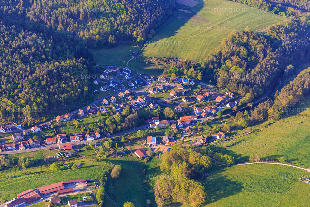 Luftbild: Rue de Hasenthal und Rue du Moulin in Reipertswiller im Bundesland Bas-Rhin in Frankreich. Foto: IMG_145800.jpg vom 30.04.2025 durch Werner Riehm/FLY-FOTO.de