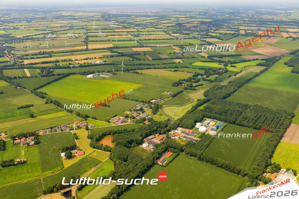 Klassische Luftaufnahme ohne Drohne zeigt: bei Friesoythe - Die Luftbildaufnahme wurde 2025 vom UL-Flugzeug heraus erstellt ( keine Drohnenaufnahme ) - Hochauflösende Luftaufnahme -Nicht vergleichbar mit Google Maps oder Satelittenbilder- Die Geschenkidee !Mit Lizenz und Bildrechte bestellbar