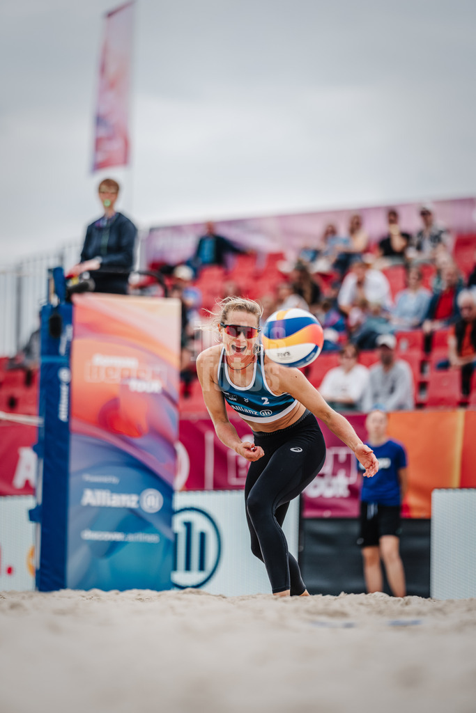 Beachvolleyball | Frauen | German Beach Tour 2024 | Tourstop Bremen | 07.06.2024 | Kim van de Velde freut sich über einen Ball der ins aus segelt