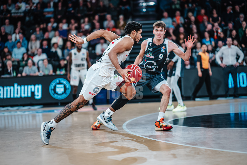 Basketball | Männer | Saison 2023/2024 | easyCredit Basketball Bundesliga | Veolia Towers Hamburg vs. RASTA Vechta | 03.11.2023 | Mark Hughes (#3, Veolia Towers Hamburg) zieht vorbei an Joschka Ferner (#9, RASTA Vechta)