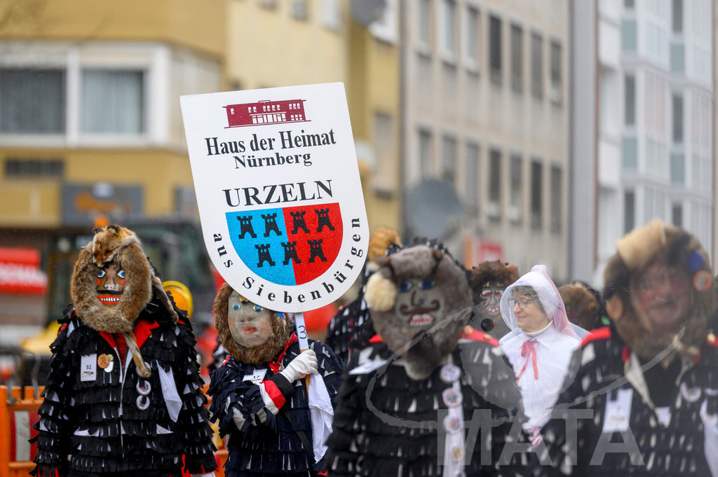 _DWA2331 | Trotz Nieselregen schlängelte sich der „Gaudiwurm“ am Sonntag durch die Nürnberger Innenstadt an tausenden Faschingsfans vorbei.  Nürnberg, 11.02.2024 - Realisiert mit Pictrs.com