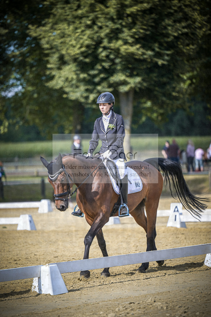 DOS_9616 | Entdecke hochwertige Reitturnierfotos von Foto Oger. Professionell, emotional und authentisch – jetzt Lieblingsmomente im Shop bestellen.Deutschlandweite Turnierfotografie. - Realisiert mit Pictrs.com