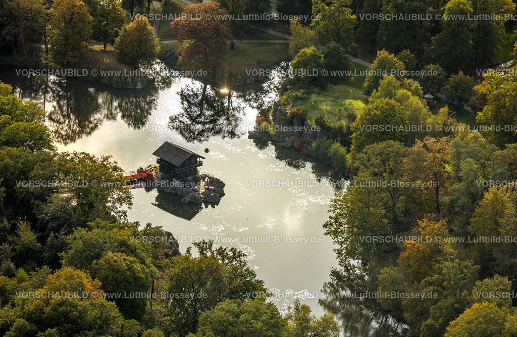 Isselburg241010320 | Luftbild, Schweizer Häuschen im Wasser mit Steg im Biotop Wildpark Anholter Schweiz, umgeben von herbstlichen Bäumen, Vehlingen, Isselburg, Niederrhein, Nordrhein-Westfalen, Deutschland