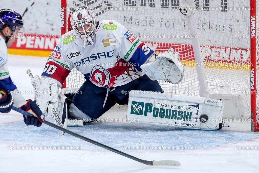 DEG12012501045 | 12.01.2025, Eishockey, Penny DEL, Düsseldorfer EG - Eisbären Berlin, PSD-BANK Dome: Goalie Jake Hildebrand (Eisbären Berlin #30)