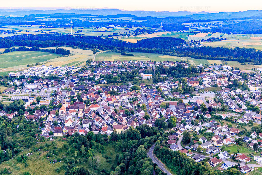Luftbild: Ortsansicht aus Nordosten in Dornhan im Bundesland Baden-Württemberg in Deutschland. Foto: IMG_149109.jpg vom 28.06.2025 durch Werner Riehm/FLY-FOTO.de