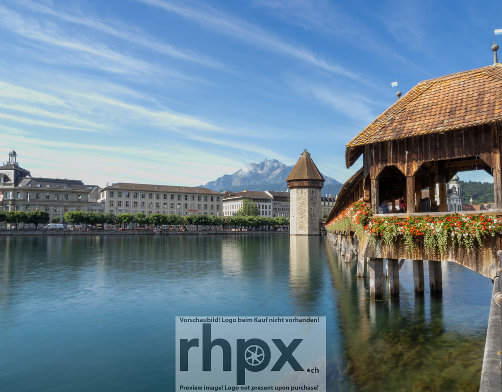Kapellbrücke Luzern mit Pilatus und Wasserturm | Holz. Wasser. Pilatus.Die ikonische Kapellbrücke in Luzern spannt sich über das ruhige, klare Wasser der Reuss. Das historische Wahrzeichen mit seinem markanten Wasserturm wird von den roten und weissen Blumenschmuckkästen akzentuiert. Im Hintergrund erhebt sich majestätisch der Berg Pilatus unter strahlend blauem Himmel.Wähle unter "Produktauswahl" dein Wunschformat: Vom klassischen Wandbild über Puzzle &amp; Tassen bis zum digitalen Download (z.B. als Handy-Hintergrund). - Realisiert mit Pictrs.com