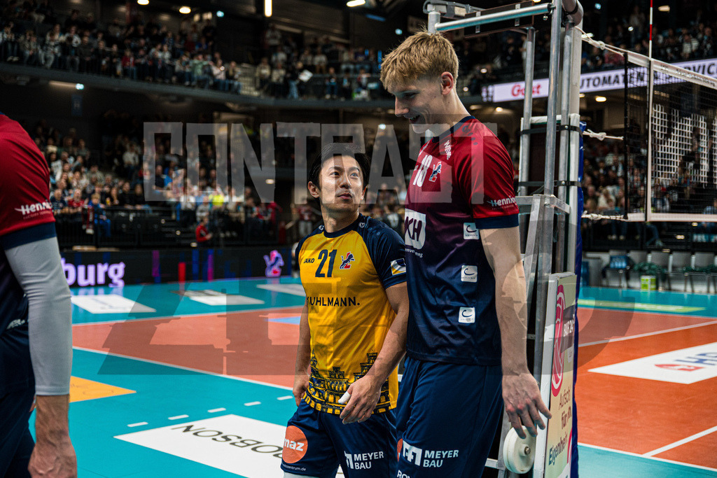 Volleyball I Herren I Saison 2025/2026 I Bundesliga I 8. Spieltag I SVG Lüneburg - FT 1844 Freiburg | Sho Takahashi (21, SVG Lüneburg) und Axel Valdemar Juul Larsen (18, SVG Lüneburg) im Gespräch vor dem Spiel - Realisiert mit Pictrs.com