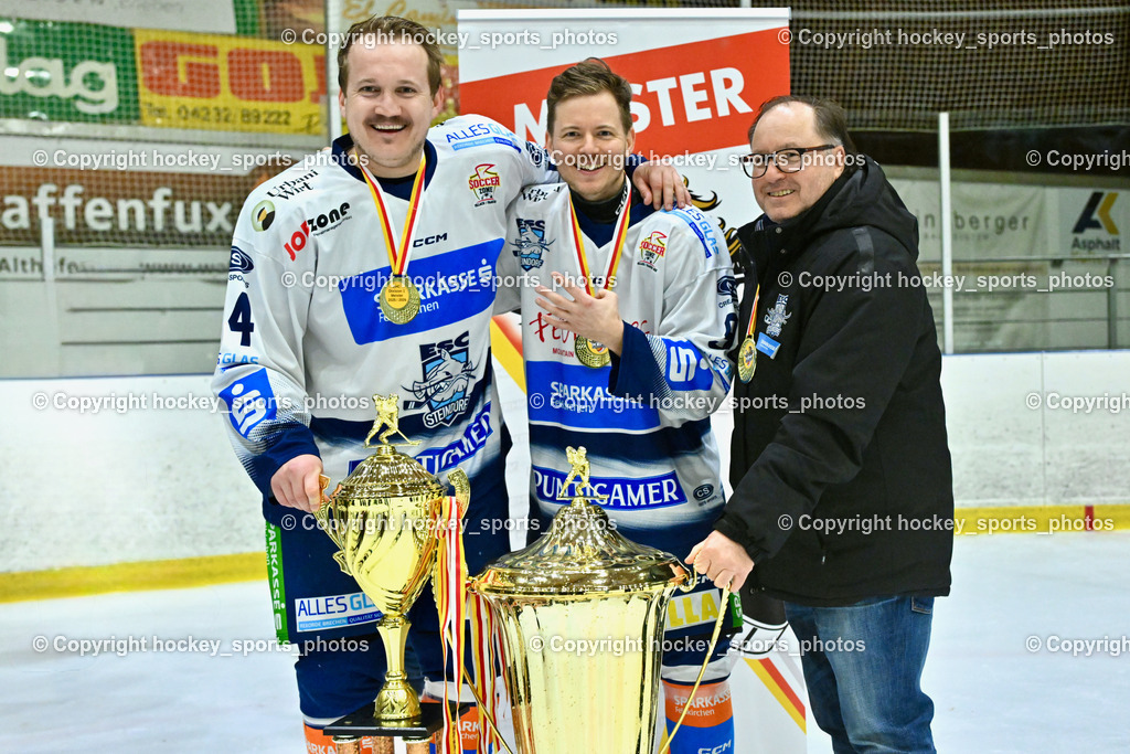 ESC Sparkasse Steindorf Meister 2025/26 | #64 Stichauner Fabian ESC Steindorf, #92 Ratz Patrick ESC Steindorf, Sportlicher Leiter ESC Steindorf Armin Ratz, ESC Sparkasse Steindorf Meister 2025/26, ESC Sparkasse Steindorf Meister 2025/26 am 08.03.2026 in Althofen (Stadthalle Althofen), Austria, (Photo by Bernd Stefan)