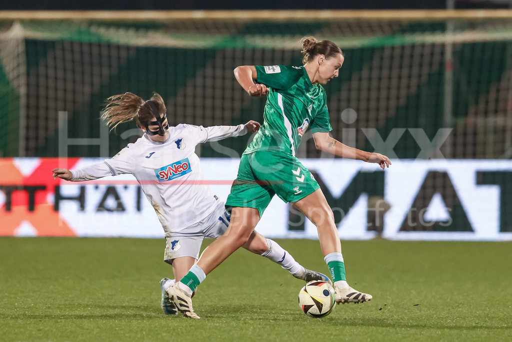 Fussball, Google Pixel Frauen-Bundesliga, SV Werder Bremen - TSG 1899 Hoffenheim | v.li.: Dominika Grabowska (TSG 1899 Hoffenheim, 16) und Larissa Mühlhaus (SV Werder Bremen, 7) im Zweikampf, Duell, Dynamik, Aktion, Action, Spielszene, DIE DFB-RICHTLINIEN UNTERSAGEN JEGLICHE NUTZUNG VON FOTOS ALS SEQUENZBILDER UND/ODER VIDEOÄHNLICHE FOTOSTRECKEN. DFB REGULATIONS PROHIBIT ANY USE OF PHOTOGRAPHS AS IMAGE SEQUENCES AND/OR QUASI-VIDEO.