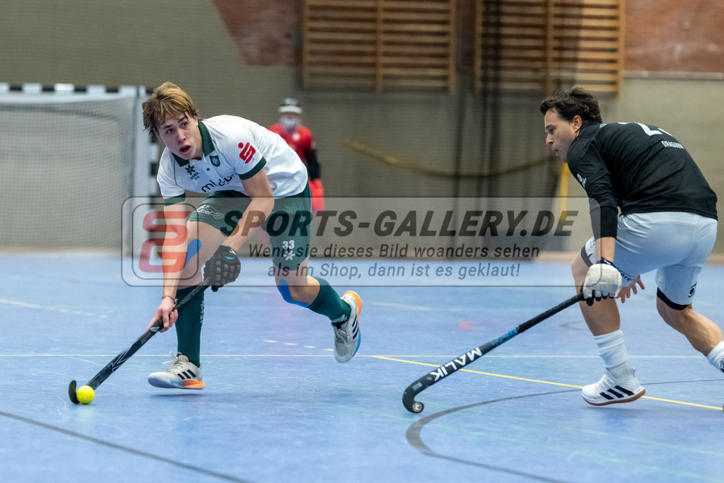 SFE_20231217_0007 | Neuss, Deutschland, 17.12.2023: Maximilian Stahmann  (Uhlenhorst Mülheim) in Aktion waehrend des Spiels der Halle 1. Bundesliga Herren zwischen SW Neuss vs Uhlenhorst Mülheim im Stadionhalle (SW Neuss) am 17.12.2023 in Neuss, Deutschland. (Foto von Stephan Fehrmann)

Neuss, Germany, 17.12.2023: Maximilian Stahmann  (Uhlenhorst Mülheim) in action during the game of Halle 1. Bundesliga Herren between SW Neuss vs Uhlenhorst Mülheim in Stadionhalle (SW Neuss) at 17.12.2023 in Neuss, Deutschland. (Foto von Stephan Fehrmann)