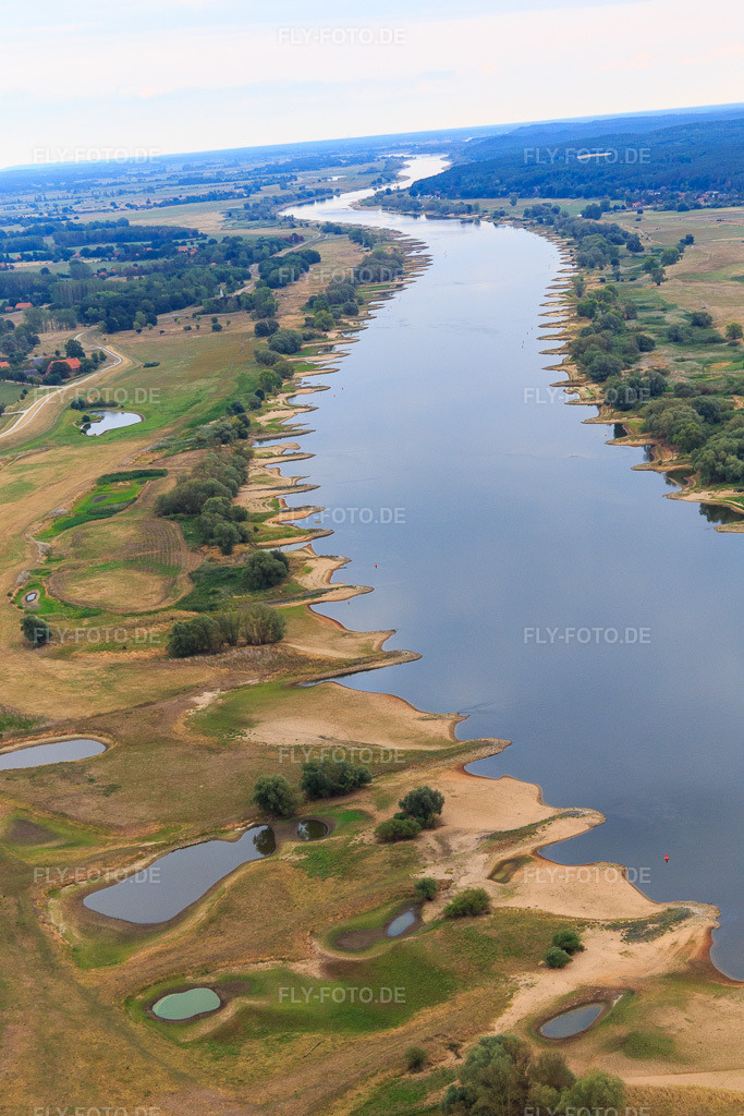 Luftbild: Verlauf der Elbe aus Osten mit vielen Buhnen im Ortsteil Konau in Amt Neuhaus im Bundesland Niedersachsen in Deutschland. Foto: IMG_109989.jpg vom 15.08.2018 durch Werner Riehm/FLY-FOTO.de