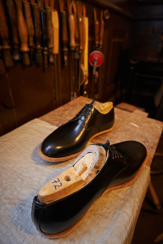 Herrenschuhe mit Schuleiste | Kernhof, Austria - February 01, 2014: Schuhmanufaktur Pfaffenlehner; Herrenschuhe mit Schuleiste auf dem Tisch stehend. - Realisiert mit Pictrs.com