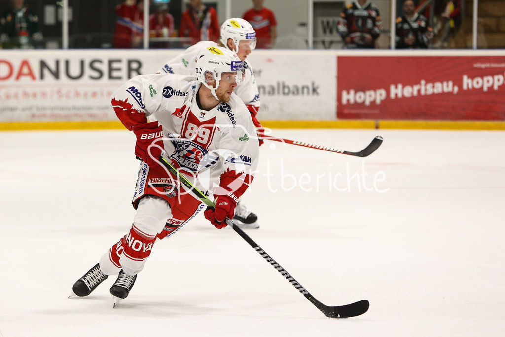 SC Rapperswil-Jona Lakers - Augsburger Panther | Dominic LAMMER (SCRJ #89) am Puck / Freisteller / Einzelfoto
