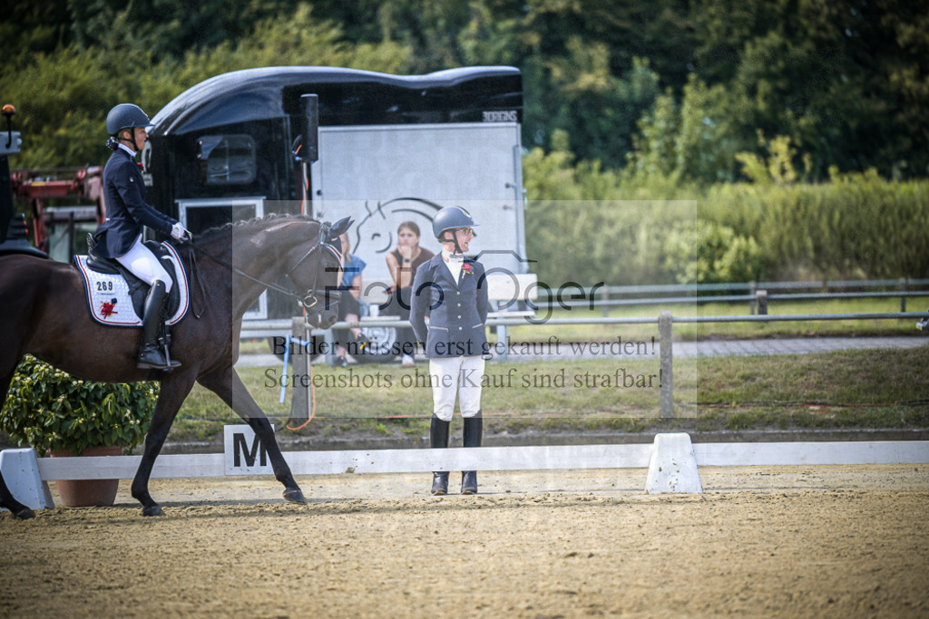 DOS_9324 | Entdecke hochwertige Reitturnierfotos von Foto Oger. Professionell, emotional und authentisch – jetzt Lieblingsmomente im Shop bestellen.Deutschlandweite Turnierfotografie. - Realisiert mit Pictrs.com