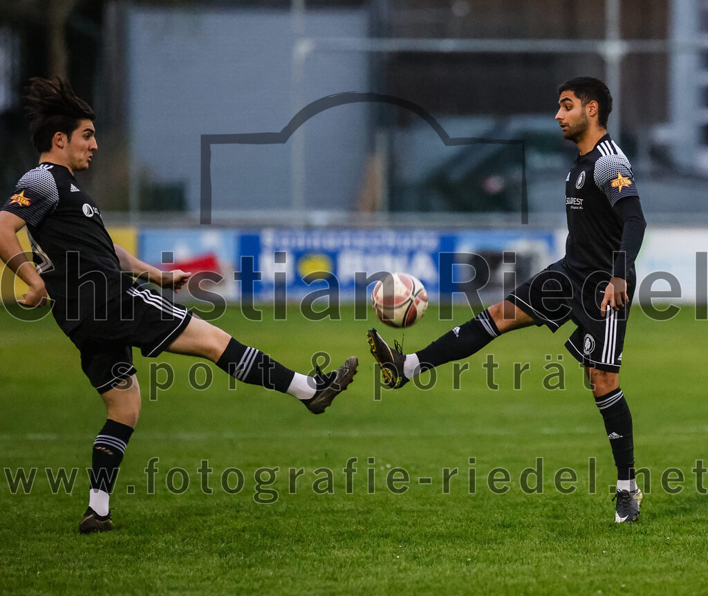 2024-04-05_019_FC_Schwaig_gegen_SV_Pullach | Oberding, Deutschland, 05.04.2024:
Fußball, Landesliga Südost 2023 / 2024, 28. Spieltag, FC Schwaig gegen SV Pullach, Endergebnis: 2:0

Mathis Horndasch (SV Pullach, #3), Nasrullah Mirza (SV Pullach, #12)

Foto: Christian Riedel / fotografie-riedel.net