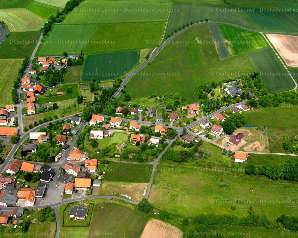 2615615 | SANDLOFS 09.06.2006 Landwirtschaftliche Nutzflächen und Feldgrenzen  umsäumen das Siedlungsgebiet des Dorfes in Sandlofs im Bundesland Hessen, Deutschland // Agricultural land and field boundaries surround the settlement area of the village  in Sandlofs in the state Hesse, Germany Foto: Gerhard Launer