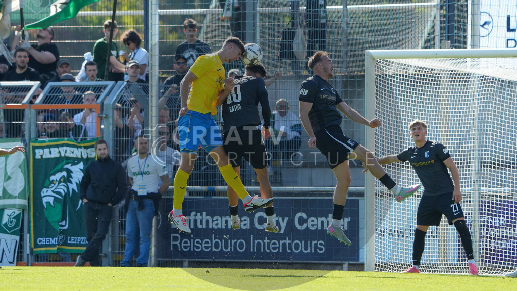 Fußball, Herren, Saison 2025/2026, Regionalliga Nordost, 10. Spieltag, FSV 63 Luckenwalde vs. BSG Chemie Leipzig, Samstag 27.09.2025, Werner-Seelenbinder-Stadion Luckenwalde, | Fußball, Herren, Saison 2025/2026, Regionalliga Nordost, 10. Spieltag, FSV 63 Luckenwalde vs. BSG Chemie Leipzig, Samstag 27.09.2025, Werner-Seelenbinder-Stadion Luckenwalde, Im Bild: Quentin Seidel (l. Luckenwalde) und Stanley Ratifo (r. Chemie) - Realisiert mit Pictrs.com