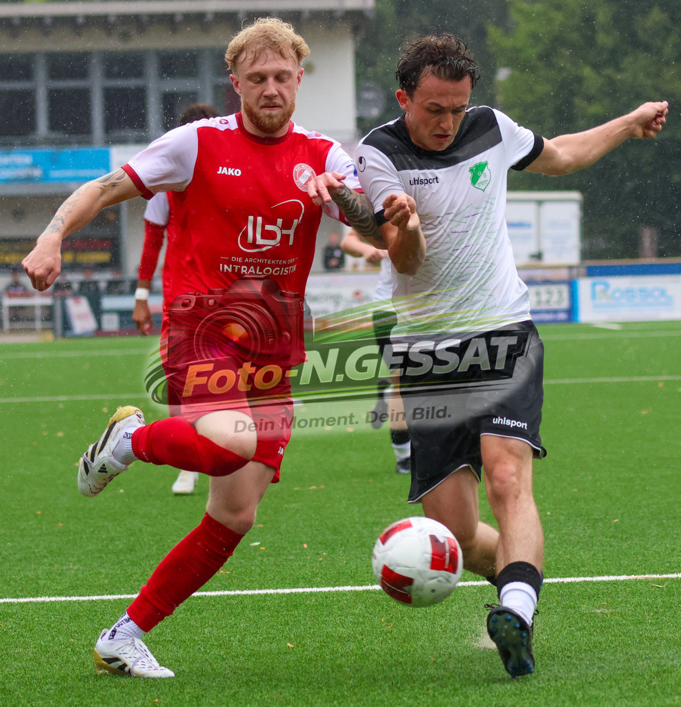 FC RW Kirchlengern - Post TSV Detmold | Auf dem Bild zu sehen: Rot FC RW Kirchlengern: Jan Luka Kollmeier ; weiß TuS Ahmsen: Louis Schröder  FC RW Kirchlengern, TuS Ahmsen, Saison 26/27, Testspiel, Deutschland - Realisiert mit Pictrs.com