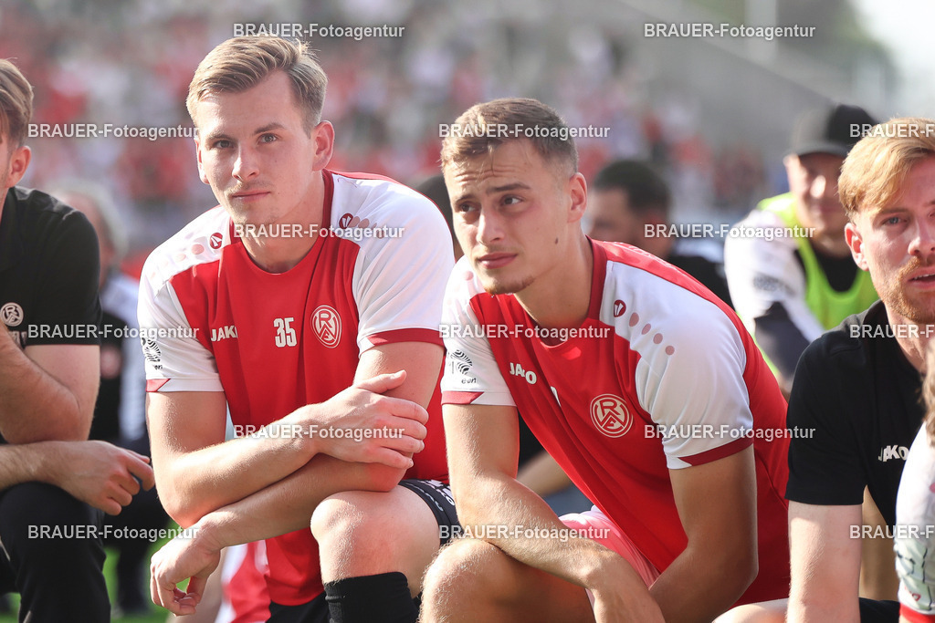 Rot-Weiss Essen - Hansa Rostock | Essen, Deutschland, 20.09.2025 Felix Wienand  (Rot-Weiss Essen) und Marvin Obuz  (Rot-Weiss Essen) schauenwährend des 3.Liga Spiels zwischen  Rot-Weiss Essen und Hansa Rostock am 20.09.2025 im Stadion an der Hafenstraße in Essen. (Foto von Timo Bluhmki-Schmidt/Brauer Fotoagentur