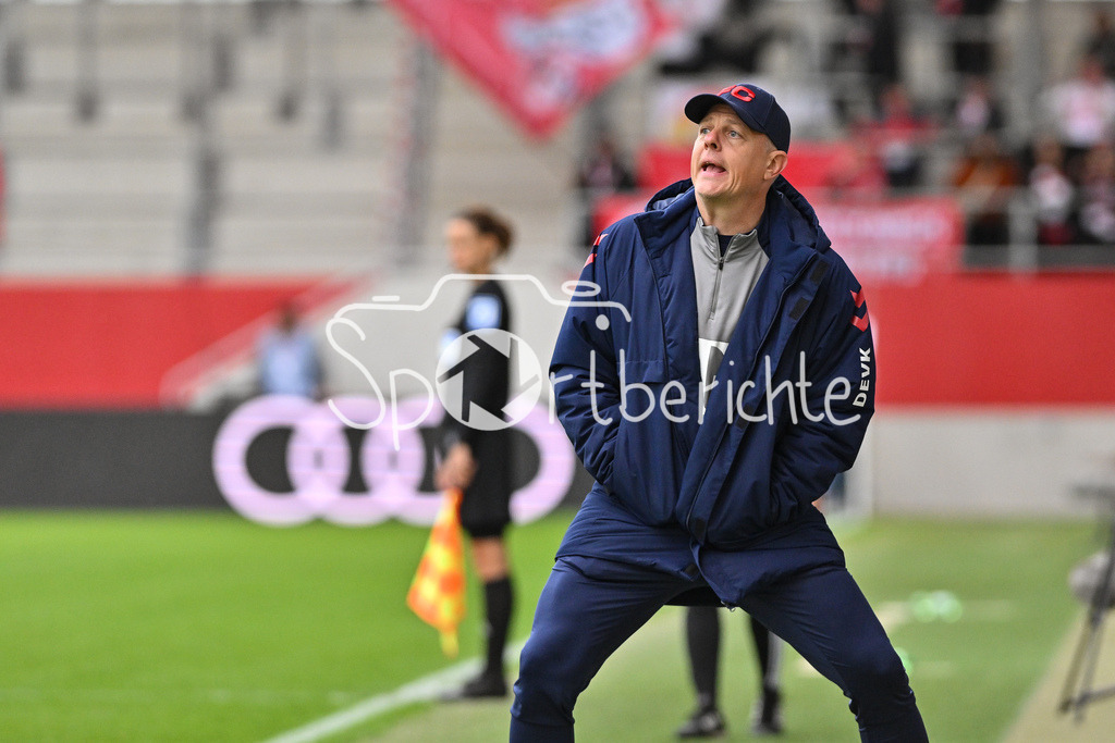 FC Bayern München Frauen - TSG 1899 Hoffenheim Frauen | im Bild Daniel WEBER Trainer 1. FC Koeln Frauen in Aktion / Freisteller / Einzelfoto / Frauen Bundesliga: FC Bayern München Frauen - 1. FC Köln Frauen, FC Bayern Campus am 05.10.2024