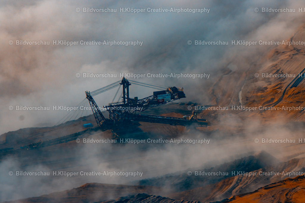 IMG_7787 | Der Tagebau Garzweiler ist ein Braunkohle-Tagebau in Nordrhein-Westfalen, Deutschland. Er liegt zwischen den Städten Jüchen, Grevenbroich und Erkelenz im Rheinischen Braunkohlerevier. Der Tagebau erstreckt sich über eine Fläche von rund 48 Quadratkilometern und ist damit einer der größten Europas. .  - Realisiert mit Pictrs.com