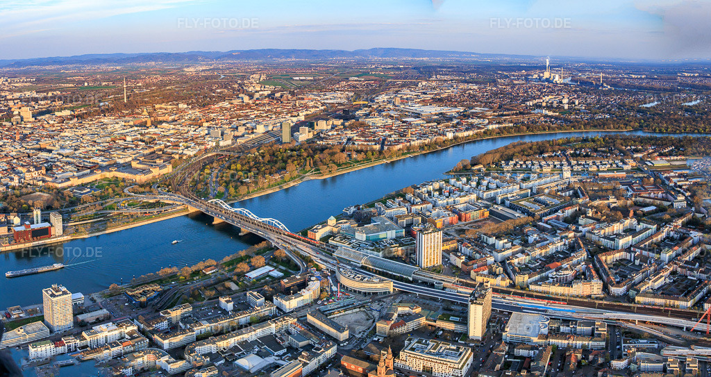 Luftbild: Stadtpanorama aus Nordwesten am Rheinufer vom Zollhof bis zur Parkinsel mit Konrad-Adenauer-Brücke und Berliner Platz im Ortsteil Mitte in Ludwigshafen im Bundesland Rheinland-Pfalz in Deutschland. Foto: IMG_153783-Pano.jpg vom 23.03.2026 durch Werner Riehm/FLY-FOTO.deAuflösung des Originals: 7341 x 3894 px