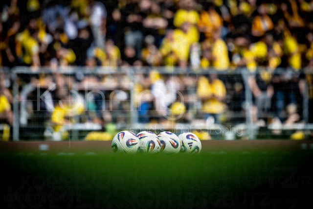 German 3rd Division, Viktoria Koeln vs. Alemannia Aachen, 10.05.2026 | KOELN, GERMANY - MAY 10, 2026:  4 balls in front of the Aachen fans before the 3rd division match on gameday 37 between Viktoria Koeln vs. Alemannia Aachen at the Sportpark Hoehenberg on May 10, 2026 in Koeln, Germany. DFL REGULATIONS PROHIBIT ANY USE OF PHOTOGRAPHS AS IMAGE SEQUENCES AND/OR QUASI-VIDEO.