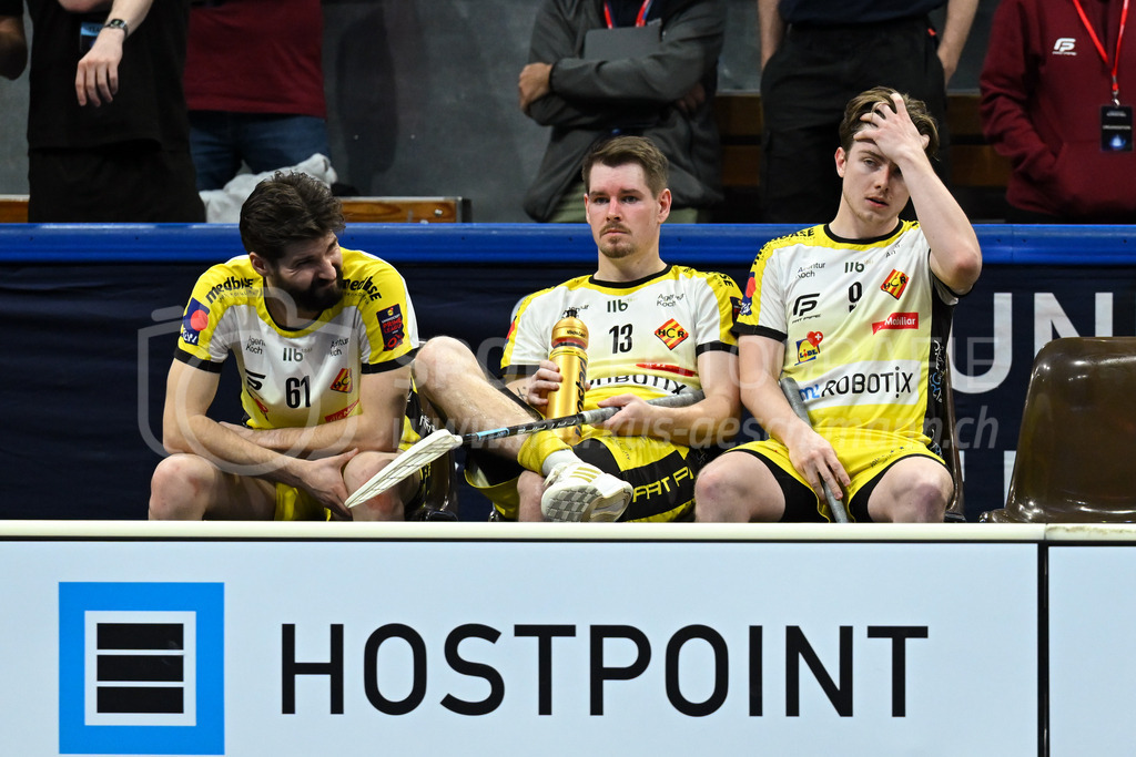 Zug United - HC Rychenberg - 25. April 2026 | Nico Mutter (#61 HC Rychenberg Winterthur), Claudio Mutter (#13 HC Rychenberg Winterthur) und Kimo Oesch (#9 HC Rychenberg Winterthur) vor dem Penaltyschiessen am L-UPL Superfinal-Spiel zwischen Zug United und HC Rychenberg am 25. April 2026 in der BCF Arena, Fribourg, Schweiz.Bild: Sportfotografie Markus Aeschimann | www.markus-aeschimann.ch - Realisiert mit Pictrs.com