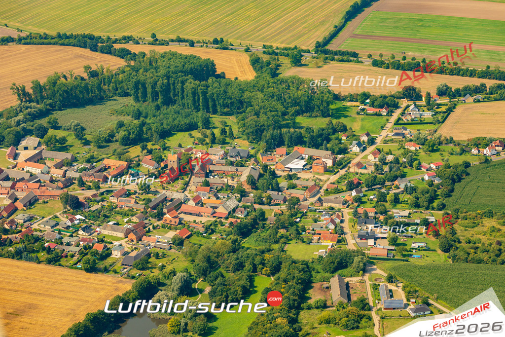 Klassische Luftaufnahme ohne Drohne zeigt:Groß Schwechten bei Stendal - Die Luftbildaufnahme wurde 2025 vom UL-Flugzeug heraus erstellt ( keine Drohnenaufnahme ) - Hochauflösende Luftaufnahme -Nicht vergleichbar mit Google Maps oder Satelittenbilder- Die Geschenkidee !Mit Lizenz und Bildrechte bestellbar