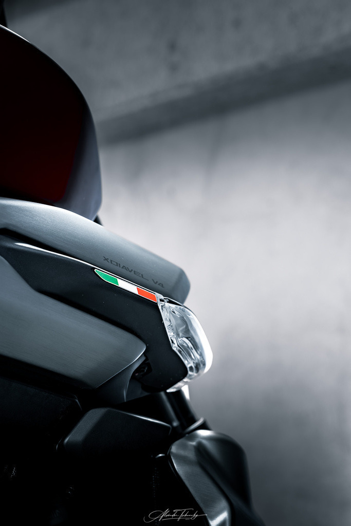 Ducati xDivael V4 | Entdecken Sie die faszinierende Welt von Alexander Tschuncky Arts: Kreative Fotografie, atemberaubende Automobilkunst und hochwertiger Bilderdruck. Lassen Sie sich inspirieren! - Realisiert mit Pictrs.com