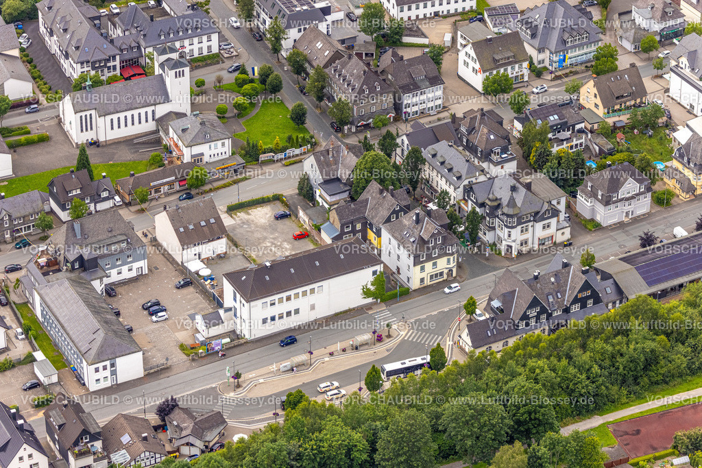 BadBerleburg240710234 | Luftbild, St. Marien Kirche und Wohngebiet an der  Poststraße Bundesstraße B480, Wohngebiet Bad Berleburg, Wittgensteiner Land, Nordrhein-Westfalen, Deutschland