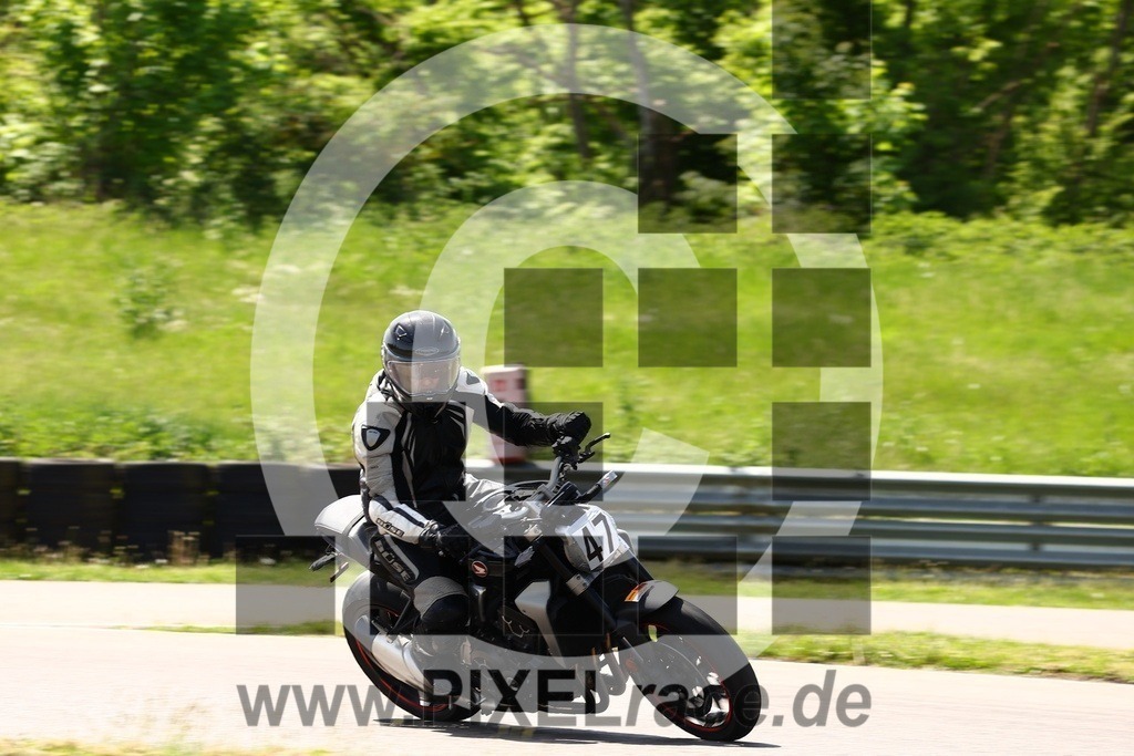 0047-20250502_02600 | Schöne Erinnerungen an spannende Momente - das festzuhalten ist unser Job. PIXELrace.de ist seit 2003 auf den Rennstrecken Europas unterwegs um die Action draußen beim Fahren und die wunderbare Stimmung imm Fahrerlager für euch einzufangen.