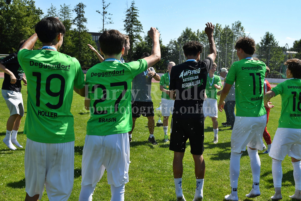 Bayernliga Meister SpVgg GW Deggendorf C-Junioren | Jubelbilder SpVgg GW Deggendorf C-Junioren U15 - Realisiert mit Pictrs.com